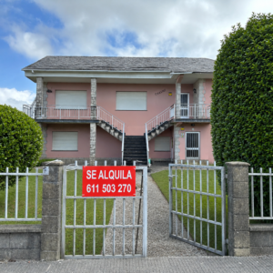 Casa en alquiler en A Capela con dos viviendas  y finca de 2.918 m²