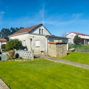 Casa a reformar con jardín y parcela